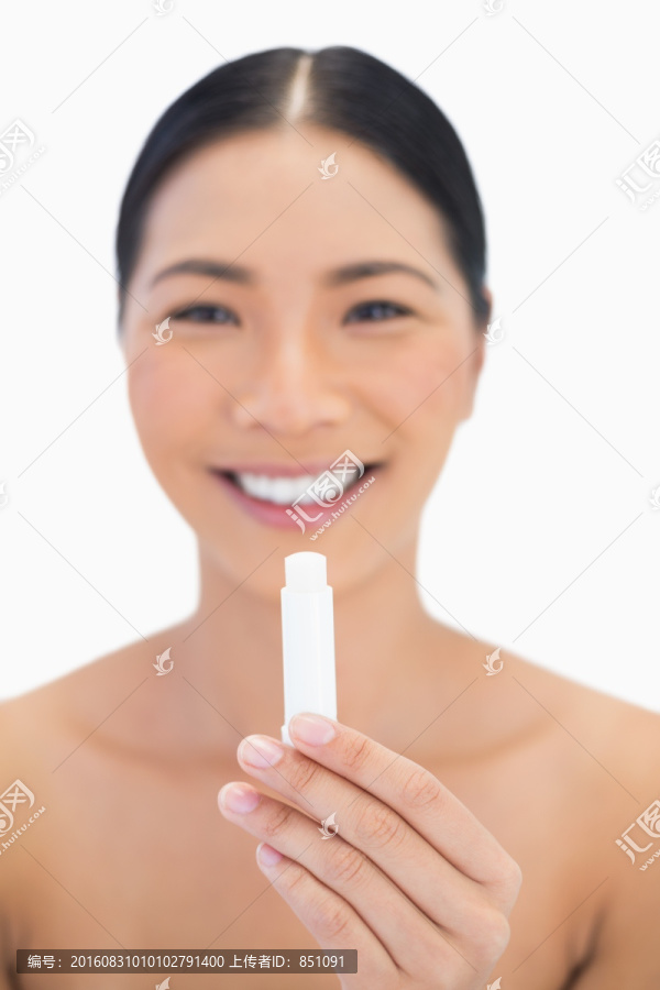 微笑的女人拿着唇膏