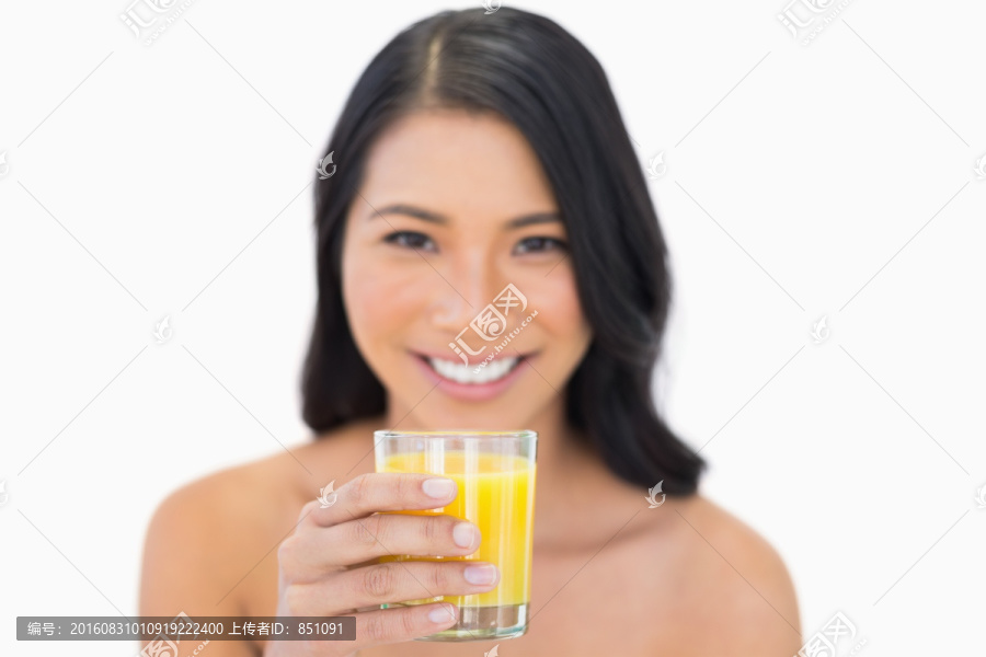 女模特在喝橙汁