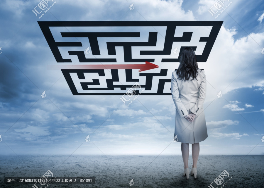 商人站在箭頭通過(guò)QR碼