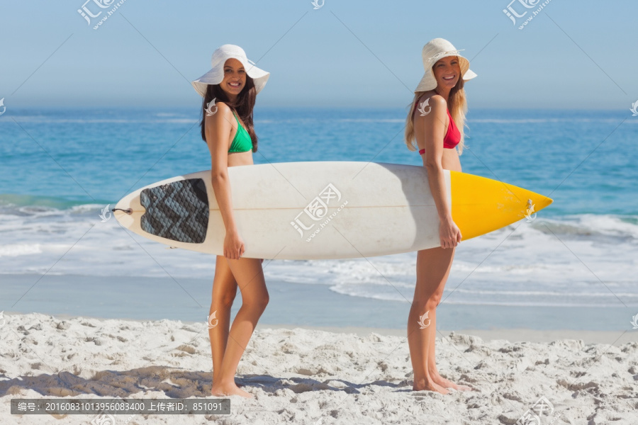准备冲浪的两个女人