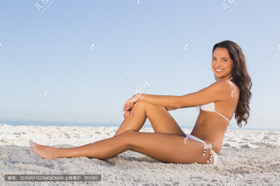 坐在沙滩上的美女
