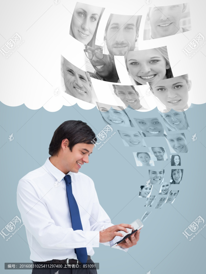 在用平板電腦的男人