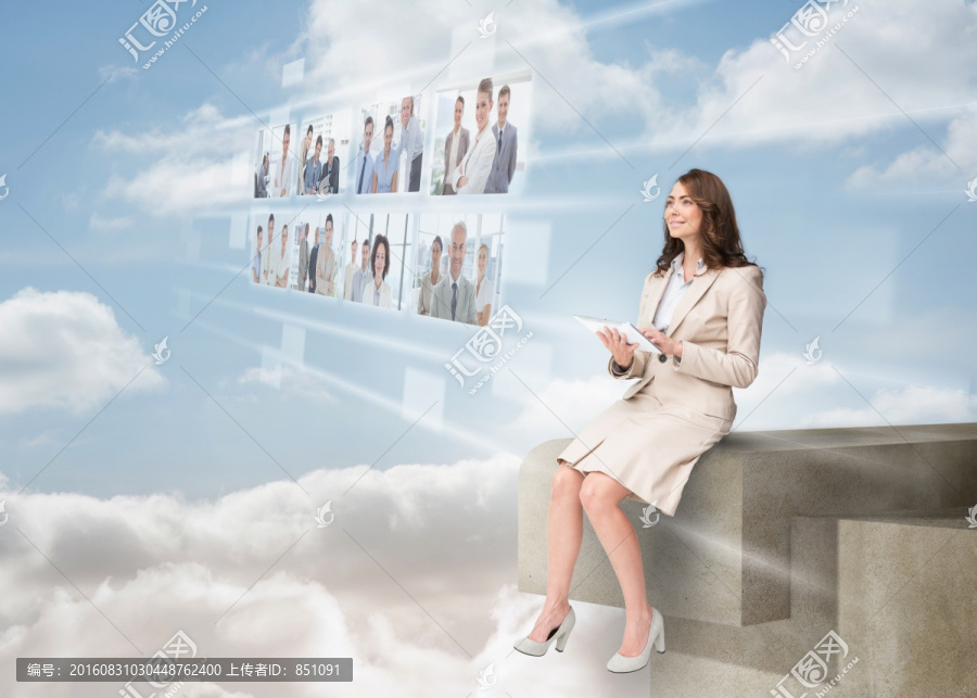 看著照片的女人
