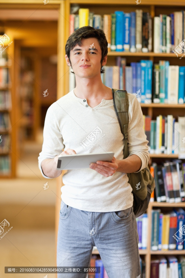 拿着平板电脑的男学生