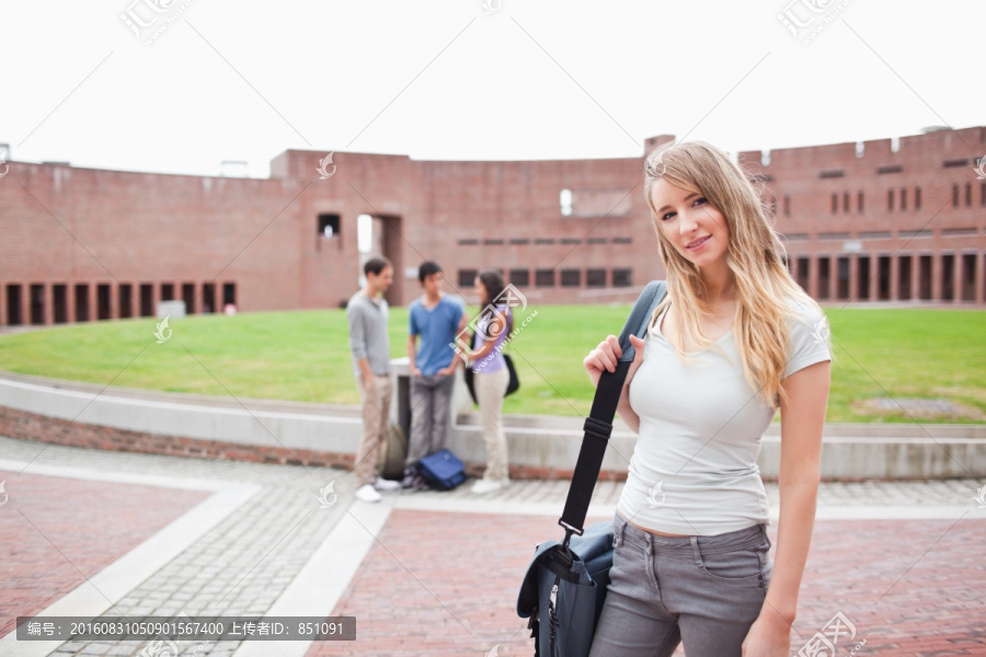背着书包站在校外的女学生