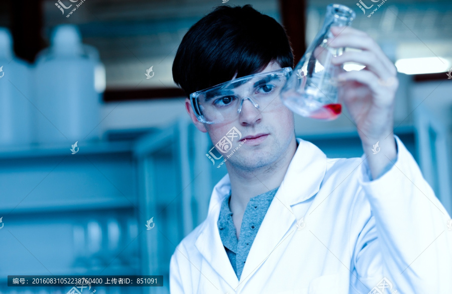 男性科学家在实验室一个锥形瓶