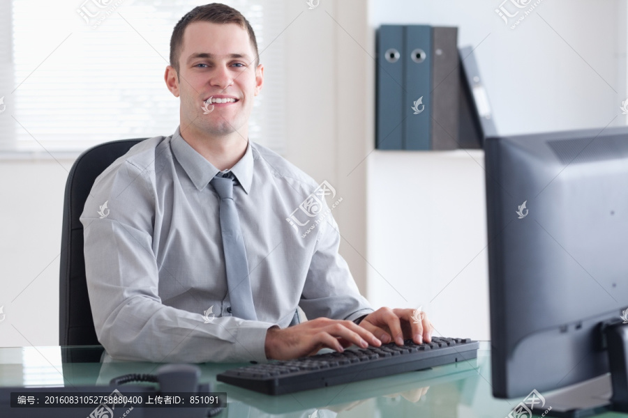 年轻的商人用电脑上工作
