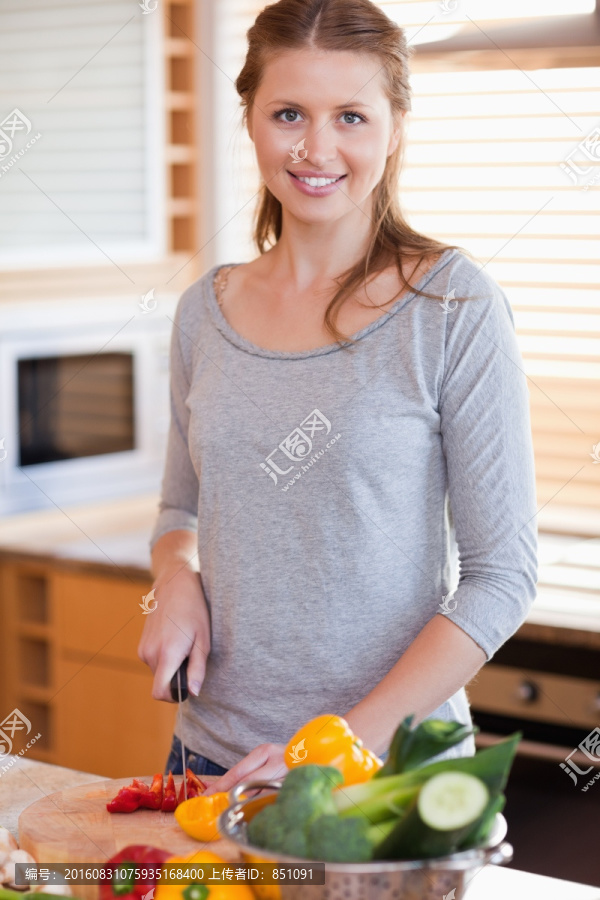 女子在厨房做沙拉