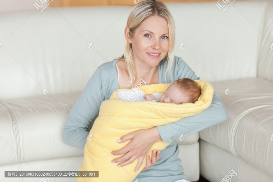 怀抱婴儿的年轻妈妈