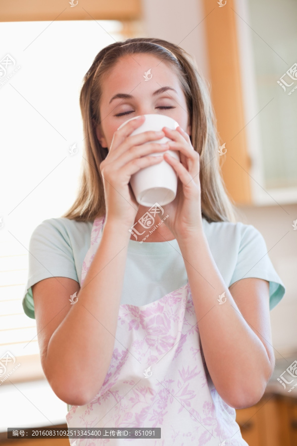 一个年轻的女人在喝咖啡