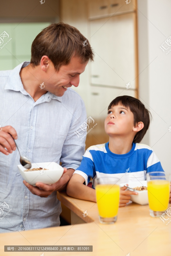 父亲和儿子一起吃健康的早餐