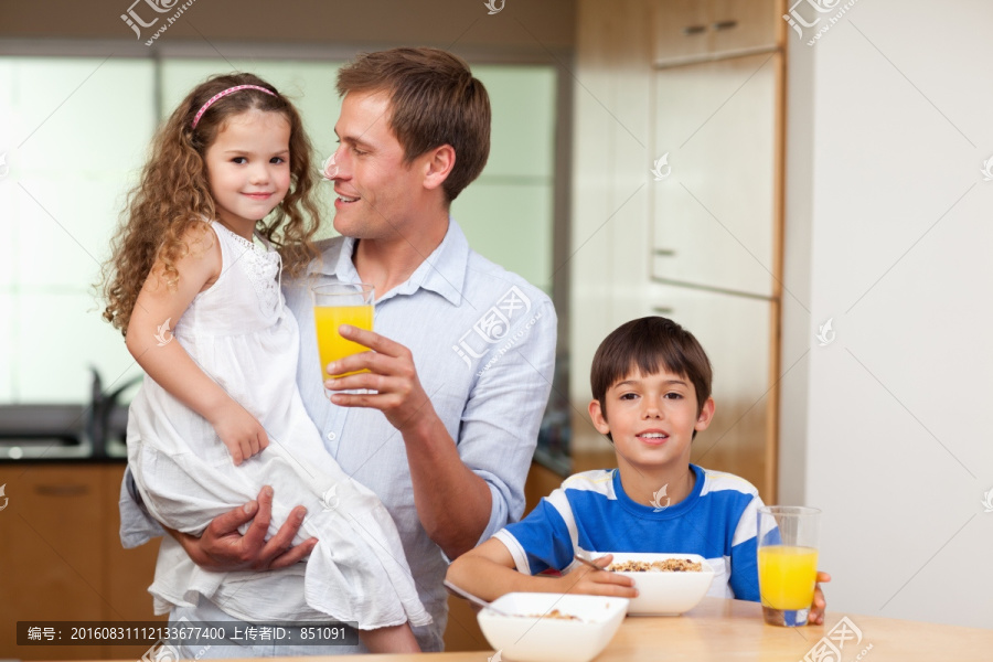 父亲和孩子们一起吃早餐