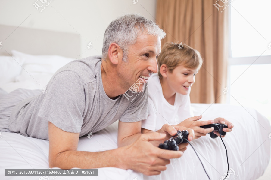 在卧室里玩电子游戏的父子