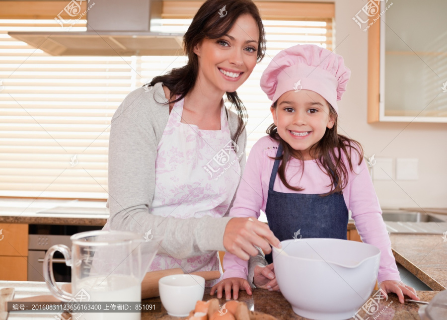 妈妈和女儿在厨房里做点心