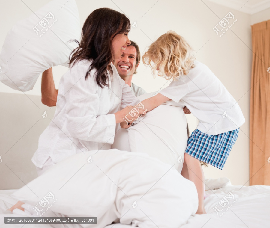 一家人在床上玩耍