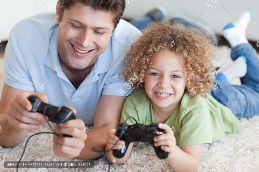 男孩和他的父亲在玩电子游戏