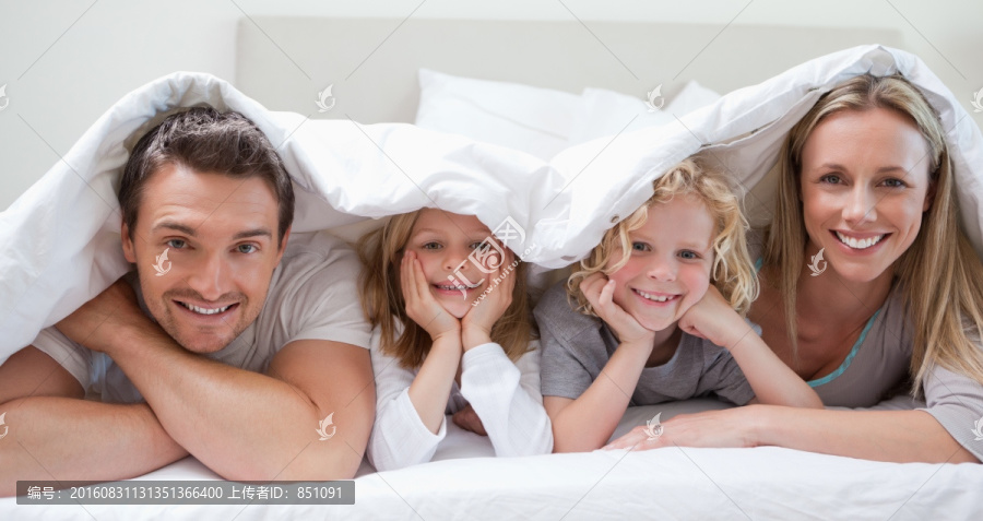 一家人盖着被子趴在床上