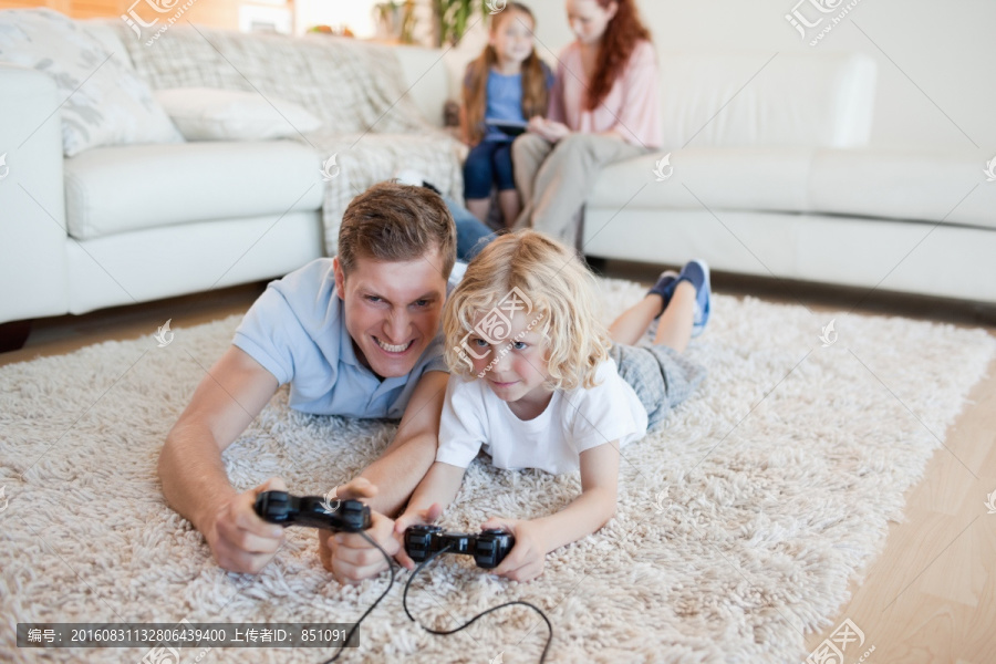 爸爸和儿子一起玩电子游戏