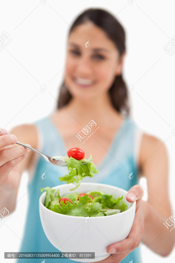 正在吃沙拉的女人