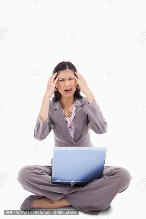 坐地上看着电脑头痛的女人