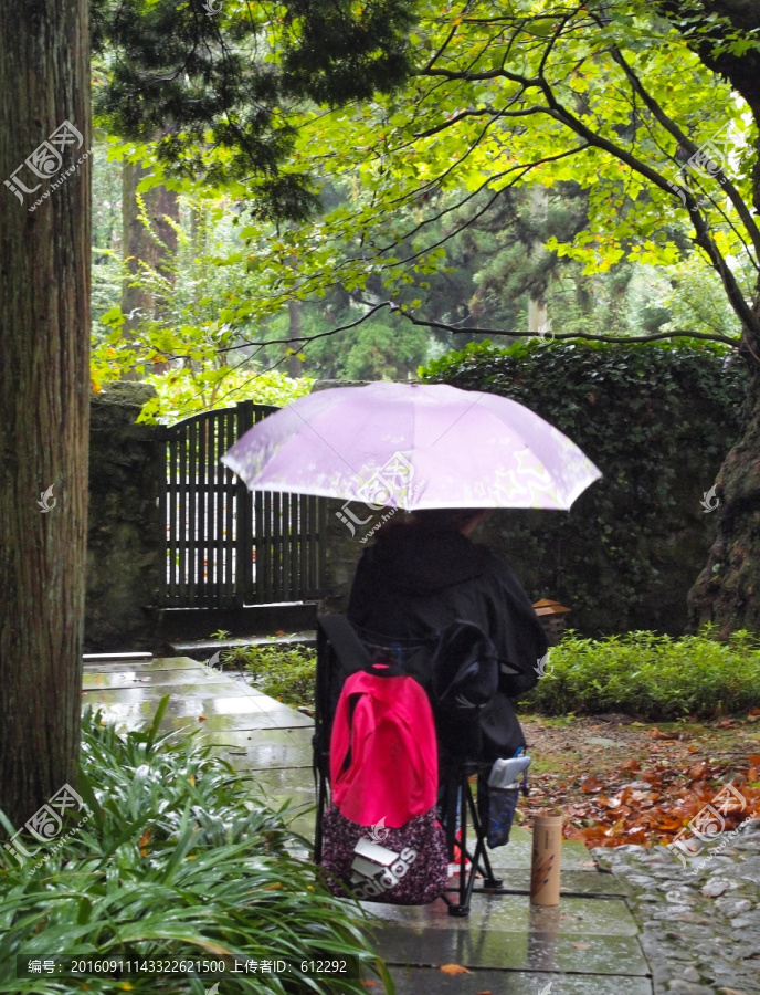 写生的女生,雨中写生人