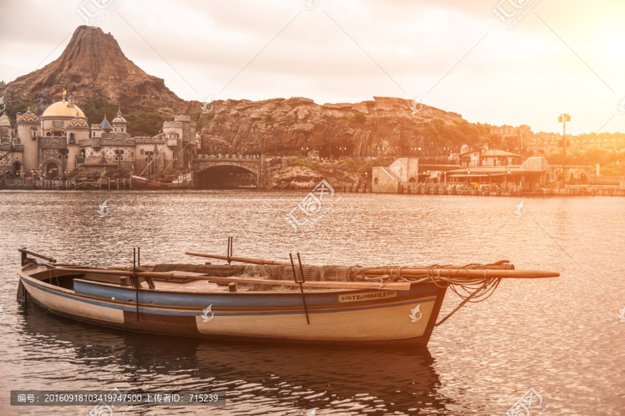 地中海港湾夕阳下的小船