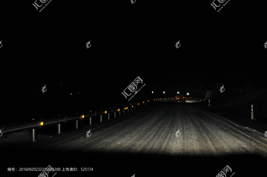 夜晚雪地等車