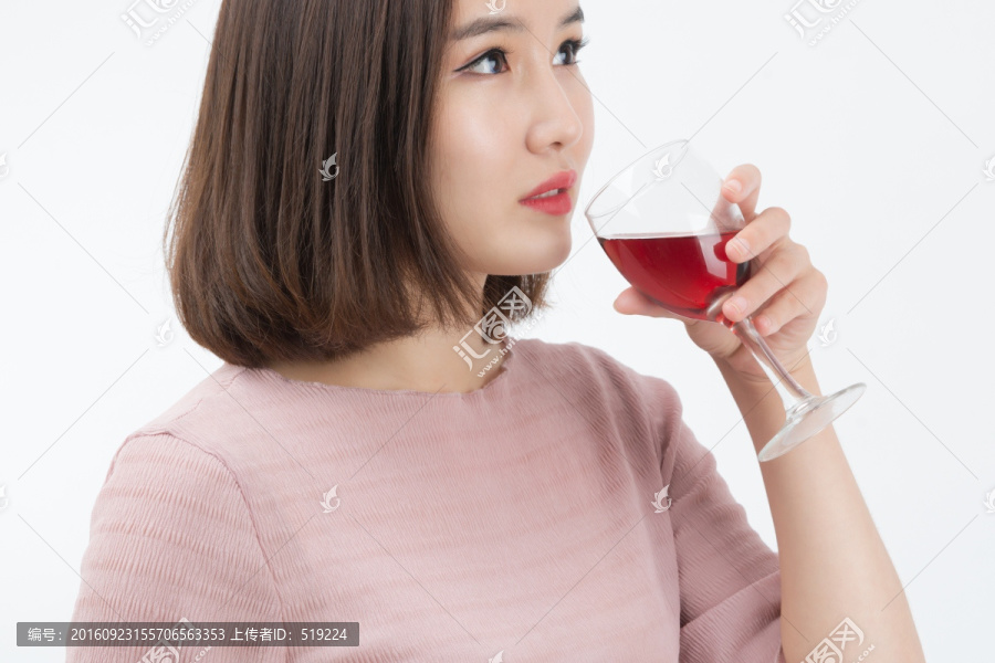 喝红酒的女人