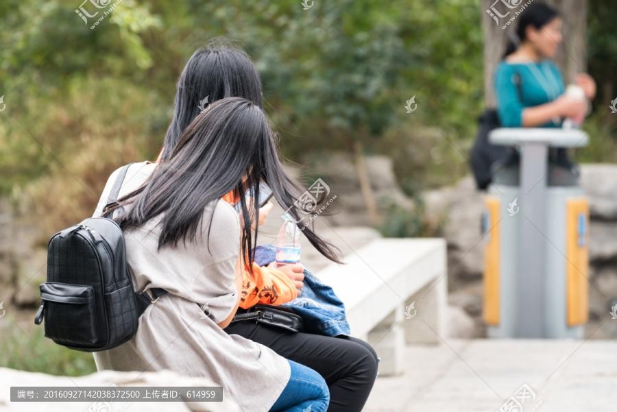 长发美女背影