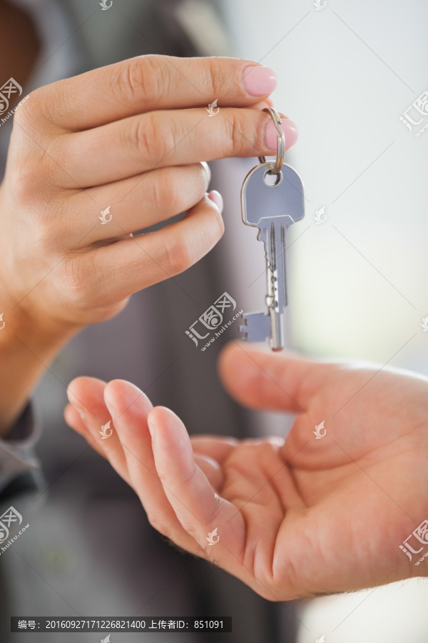 房地产经纪人给客户房子的钥匙