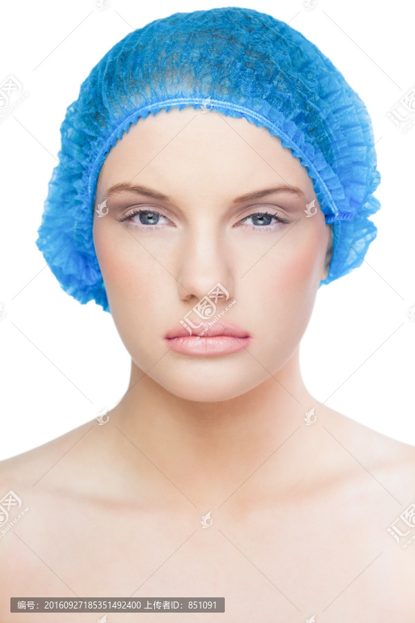戴着蓝色手术帽的女人