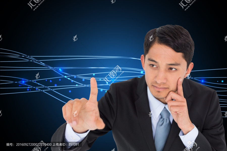 深思熟慮的商人指著復(fù)合形象