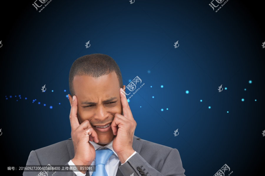 商人雙手摸著太陽穴的復(fù)合形象