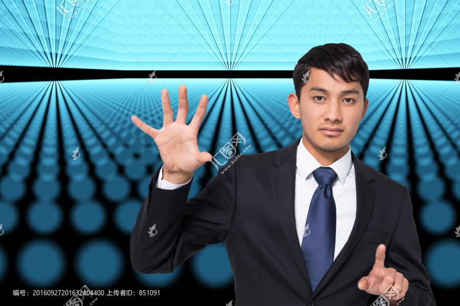 表情嚴(yán)肅的商人指向復(fù)合圖像