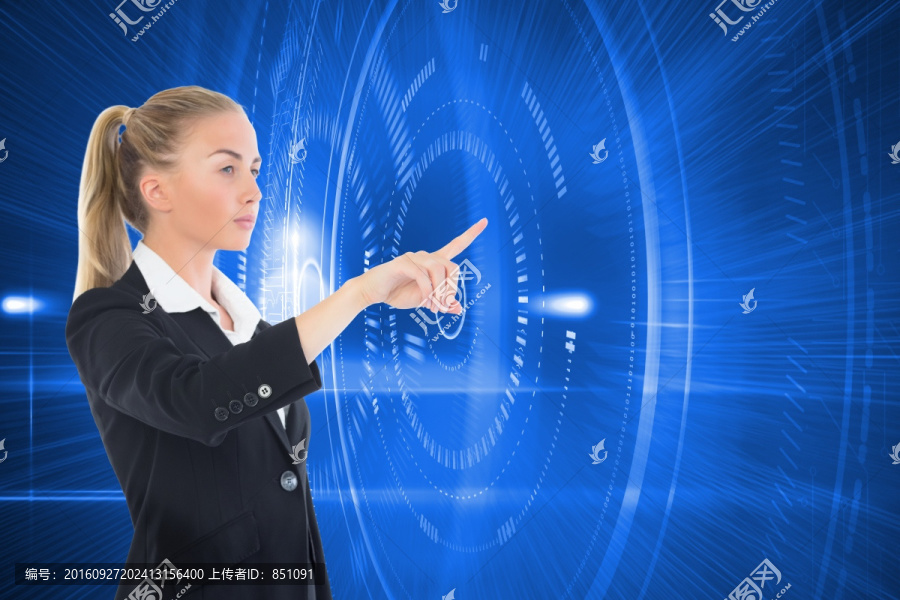 金發(fā)女商人指出兩者復(fù)合圖像