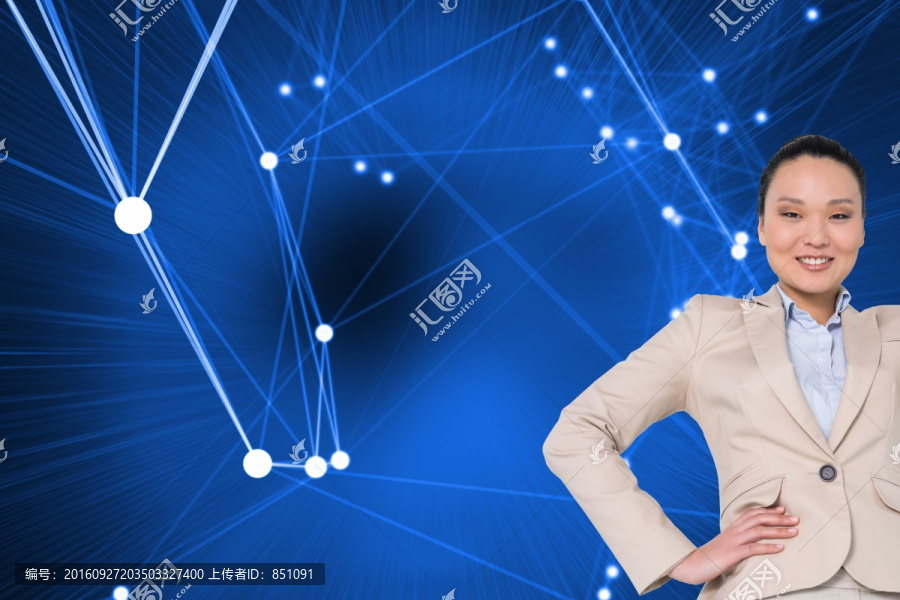 微笑的亞洲商人指向復(fù)合圖像