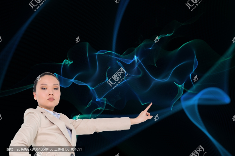 商人嚴肅的指著復合圖像