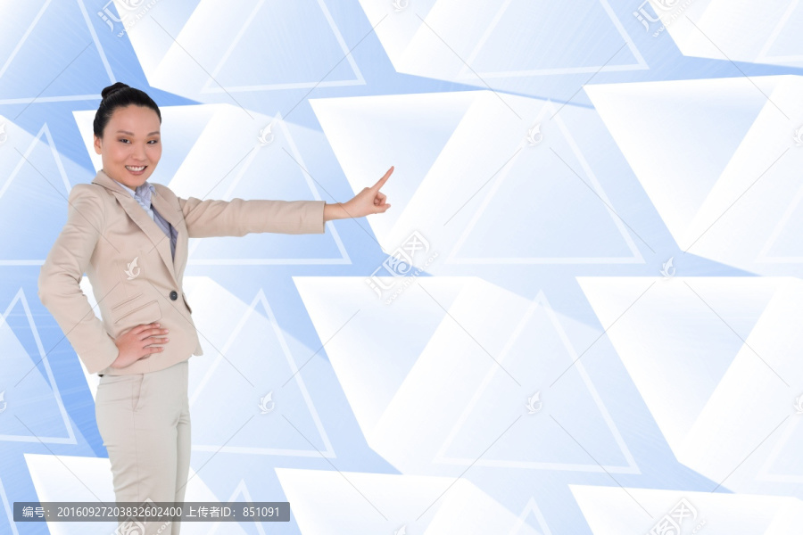商人嚴(yán)肅的指著復(fù)合圖像