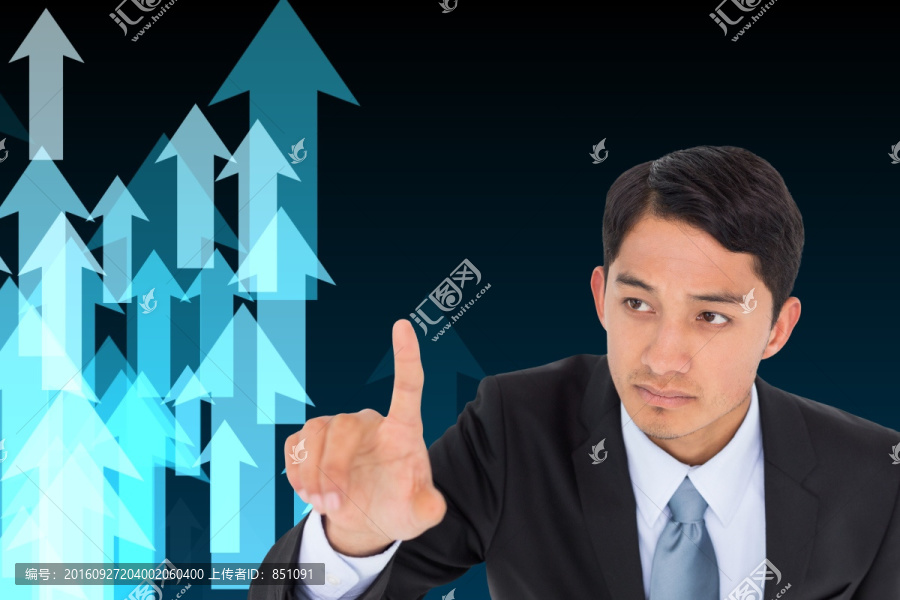 商人嚴肅的指著復合圖像