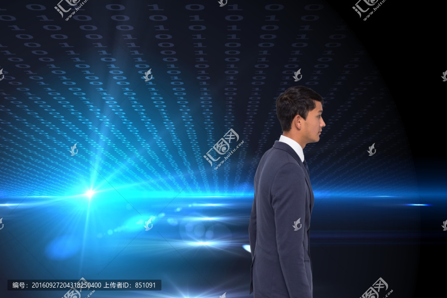 商人嚴(yán)肅的看著前方的復(fù)合形象
