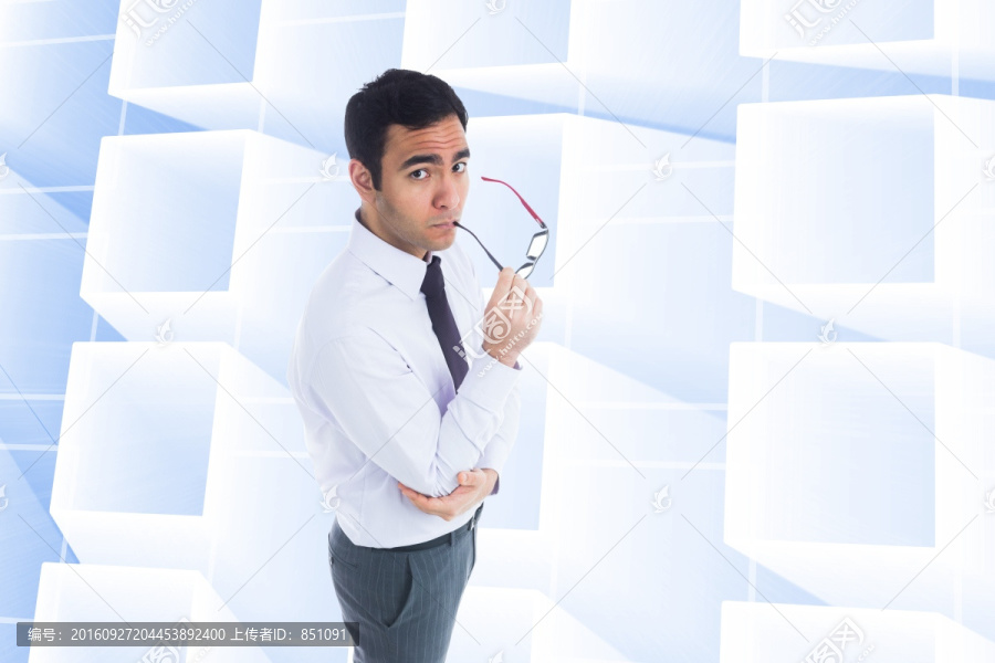 嚴(yán)肅的商人拿著眼鏡的復(fù)合圖像
