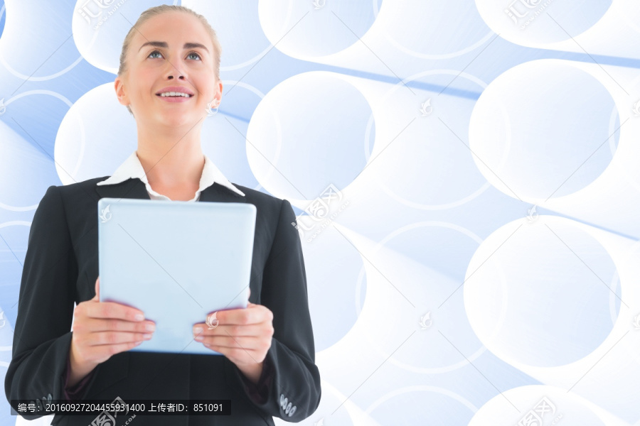 金發(fā)女商人抱著平板的復(fù)合圖像
