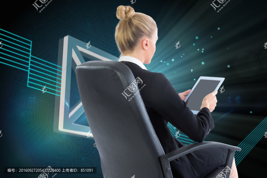 金發(fā)女商人坐在轉(zhuǎn)椅上復合圖像片