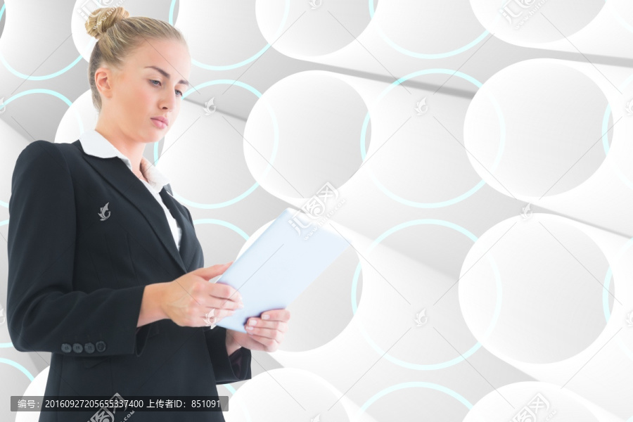 金發(fā)女商人抱著平板的復合圖像