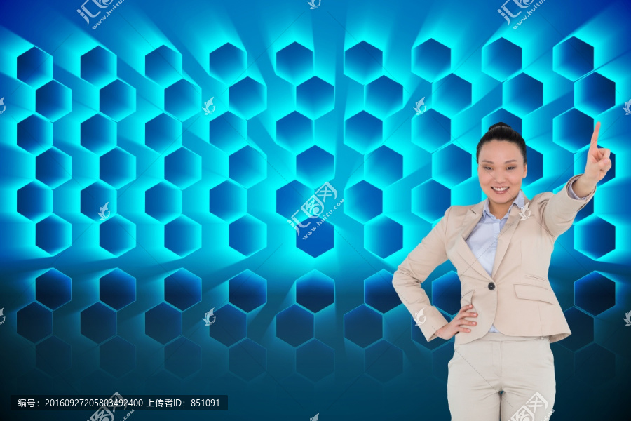 微笑的亞洲商人指向復合圖像