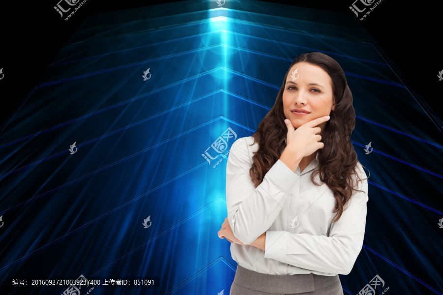 女商人托著下巴思考的復合形象