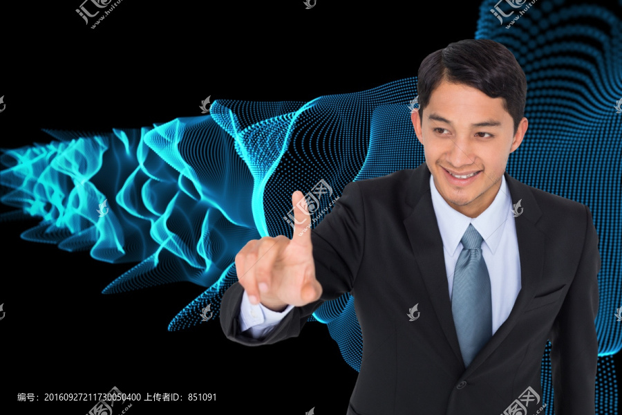 男商人在點擊屏幕