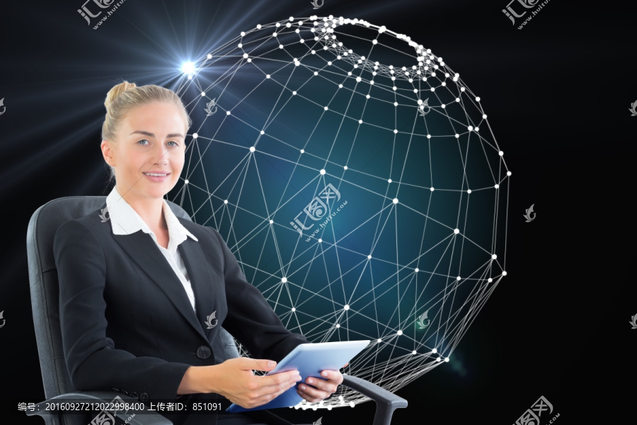 金發(fā)女商人坐在轉椅上的復合圖像