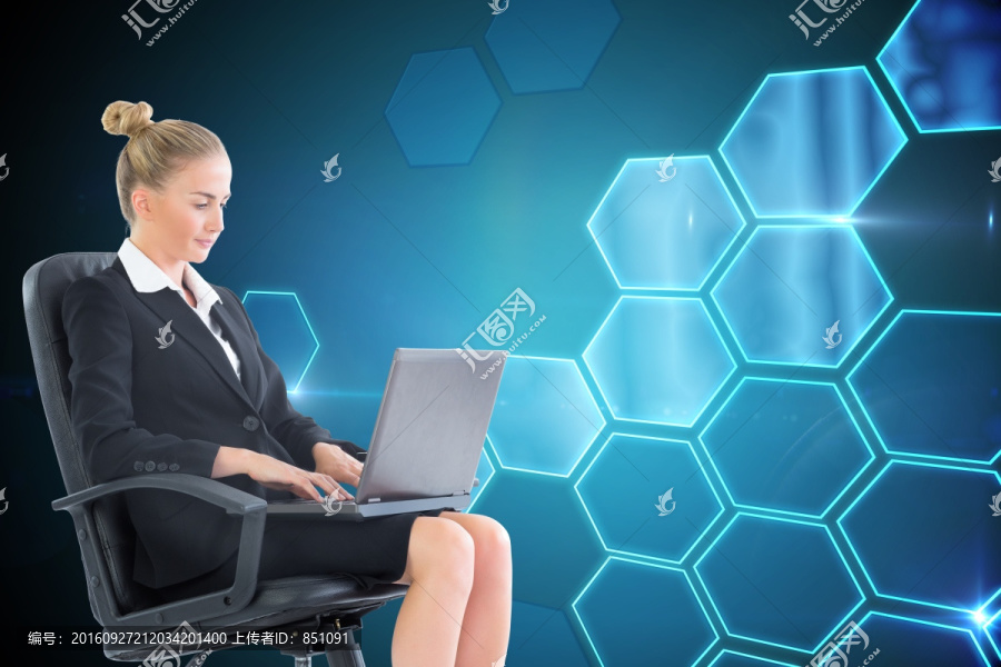 金發(fā)女商人坐在電腦上的復(fù)合圖像
