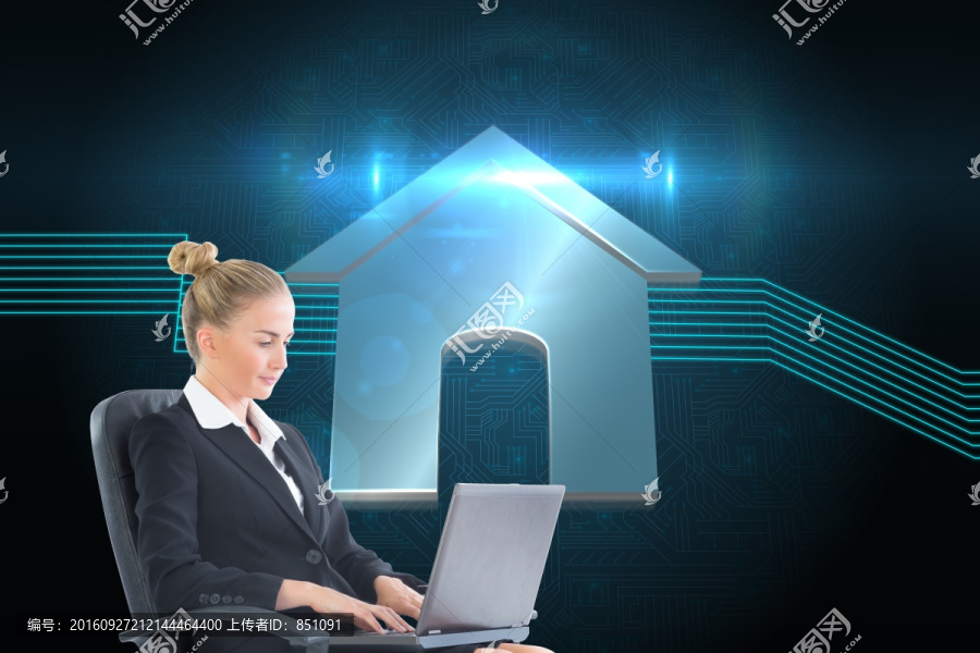 金發(fā)女商人坐在轉椅上的復合圖像